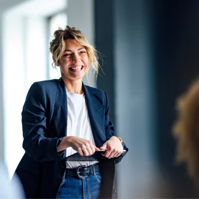 Kvinna i modern kontorsmiljö som håller i en presentation