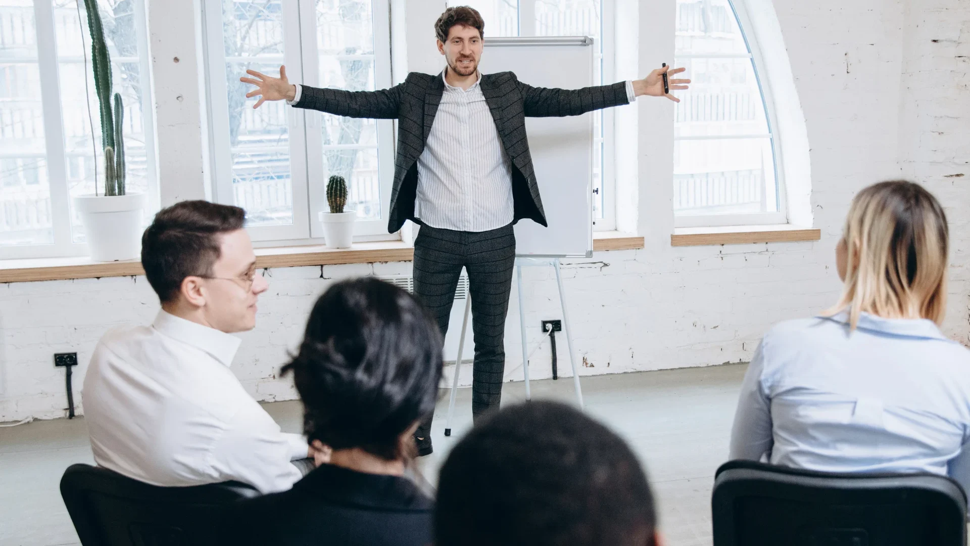 Ledare som håller en engagerande presentation om kommunikativt ledarskap.