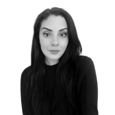 Porträttfoto av Evelyn Ak. Hon är utbildningsledare på Vårdyrkeshögskolan och ler mot kameran. Bilden är svartvit och tagen mot en ljus bakgrund.