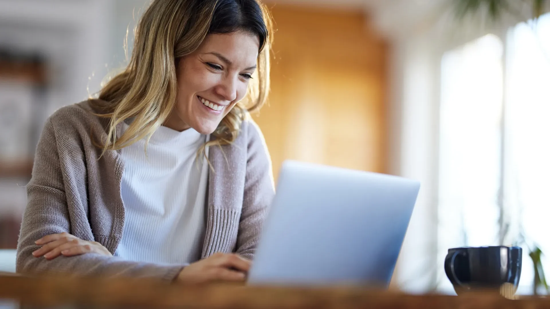 Bild på kvinna som sitter framför sin laptop under en coachingsession. Från kursen Karriärscoaching från Affärshögskolan kompetensutveckling.