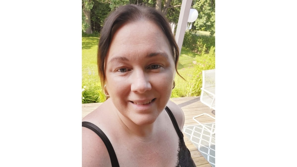 Porträtt av Jenny Lindell utomhus, tidigare studerande på Affärshögskolan och i dag marknadsansvarig.